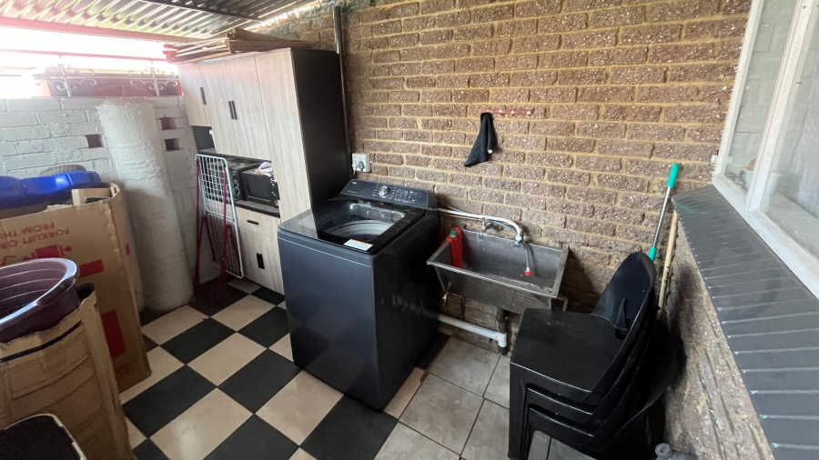 2 Bedroom Property for Sale in Rustenburg Central North West